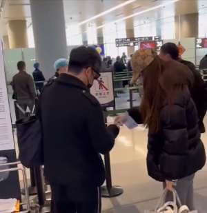 王岳倫與美女約會被拍(宣布離婚兩個多月后，王岳倫帶美女現(xiàn)身機場，前妻李湘低調(diào)慶生)