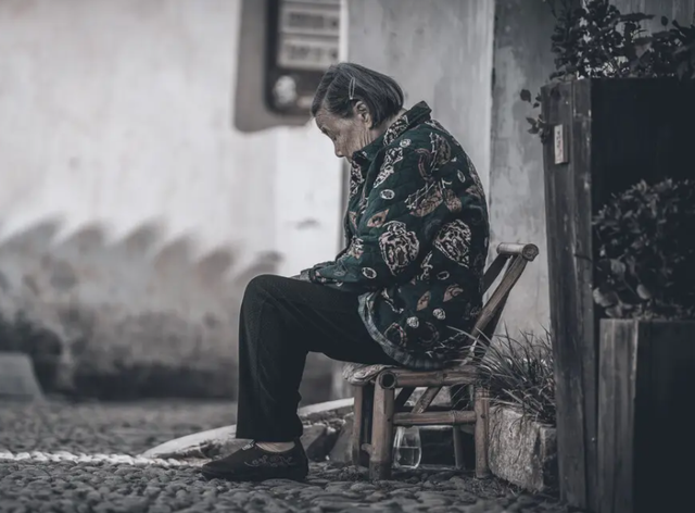 真实故事:她一生不嫁,亡故后,因为一张旧相片而被人议论纷纷