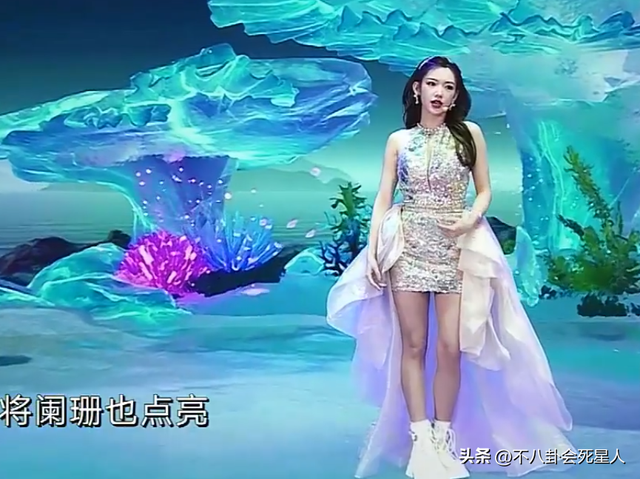 26位女星跨年斗艳:杨幂短裙裹貂,娜扎紧身亮片,个个出狠招