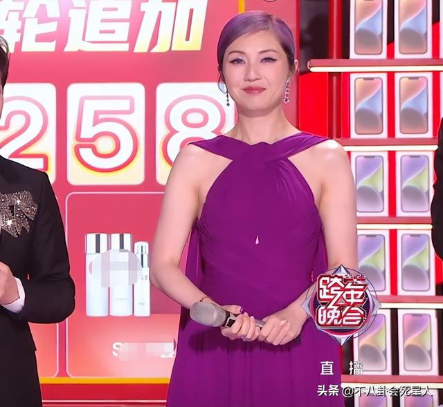 26位女星跨年斗艳:杨幂短裙裹貂,娜扎紧身亮片,个个出狠招