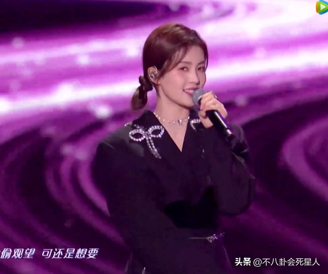 26位女星跨年斗艳:杨幂短裙裹貂,娜扎紧身亮片,个个出狠招
