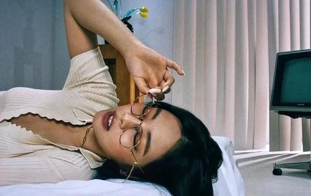 歐陽娜娜只是短暫地做了一下BM女孩，但這件打底衫她會愛很久