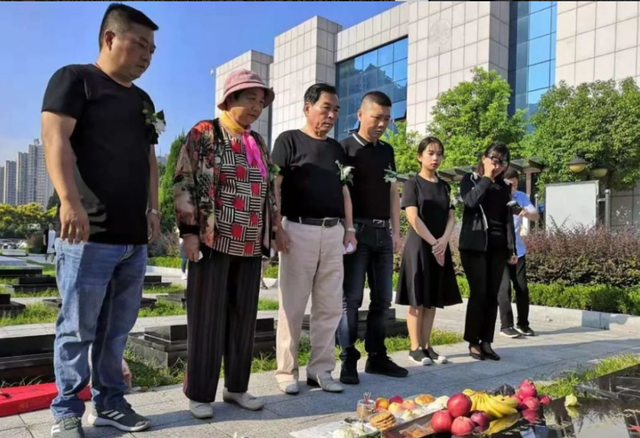 她23歲為國(guó)犧牲，父親哭瞎了雙眼，弟弟苦尋64年后在墓地痛哭