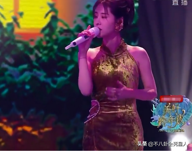 26位女星跨年斗艳:杨幂短裙裹貂,娜扎紧身亮片,个个出狠招