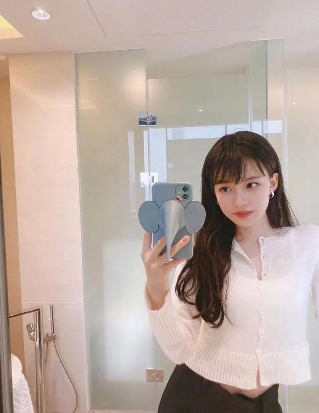 歐陽娜娜只是短暫地做了一下BM女孩，但這件打底衫她會愛很久