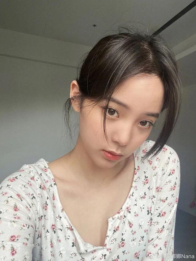 歐陽娜娜只是短暫地做了一下BM女孩，但這件打底衫她會愛很久