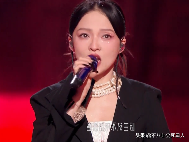26位女星跨年斗艳:杨幂短裙裹貂,娜扎紧身亮片,个个出狠招