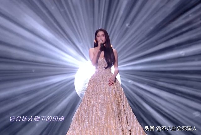 26位女星跨年斗艳:杨幂短裙裹貂,娜扎紧身亮片,个个出狠招