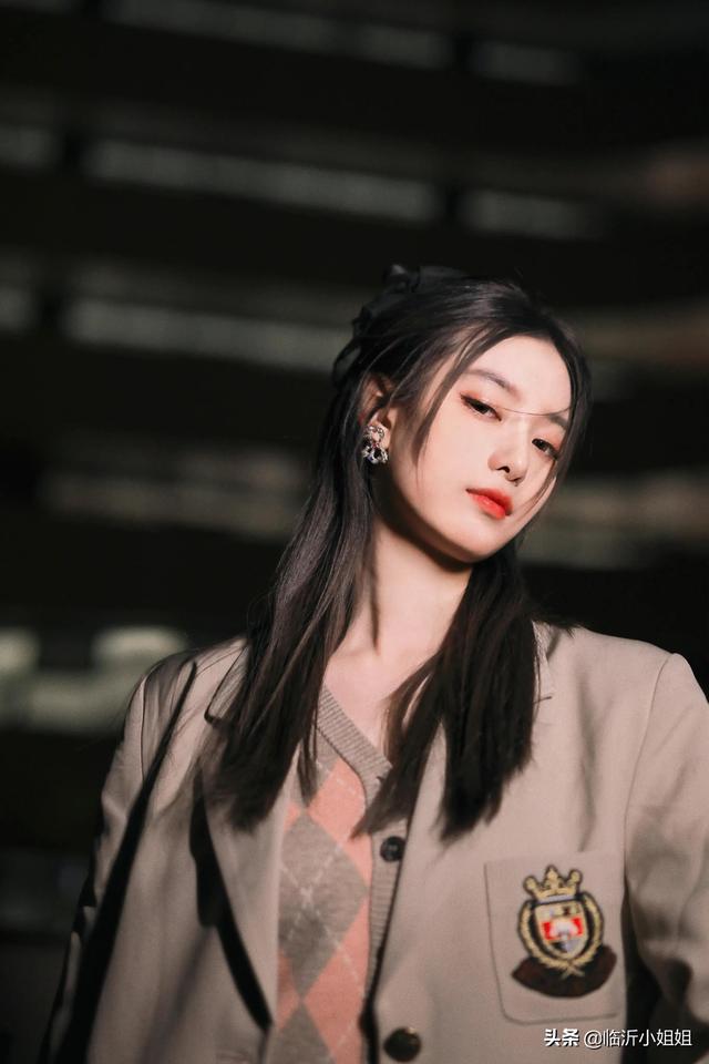徐艺洋，性感妩媚的清爽美女，俏丽冷艳的外形，美爆啦