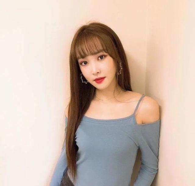 歐陽娜娜只是短暫地做了一下BM女孩，但這件打底衫她會愛很久