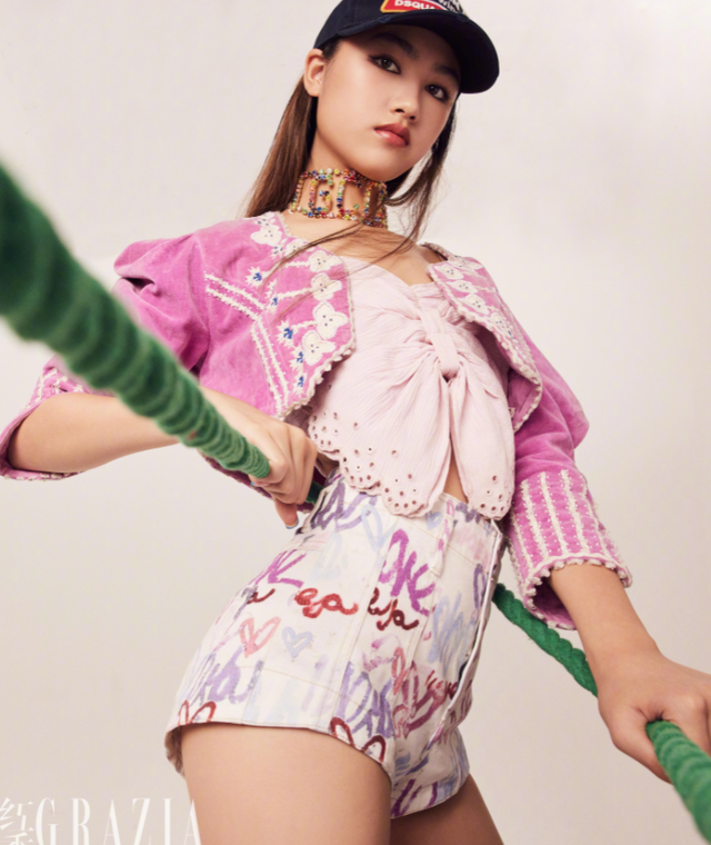 任达华女儿近照曝光,穿超短裤大长腿吸睛,17岁身材不输超模