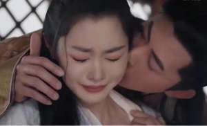 美女被吸奶(強吻、摸胸、掀裙底，娛樂圈的“不雅之舉”是意外還是趁機揩油？)