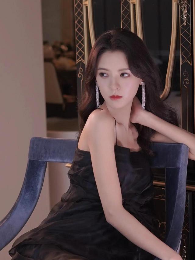 曝90后小花上位全靠睡,与多位公司领导发生关系,私生活极度混乱
