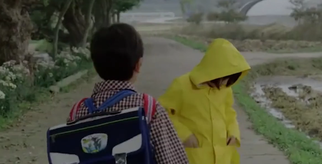 《蜥蜴》身上挂着蜥蜴,披着雨衣的女孩她很可怕吗