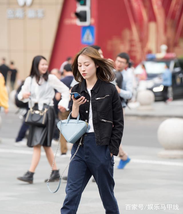 街拍：雖然圖1的少婦身材凹凸有致，但我更欣賞圖5的白衣美女！