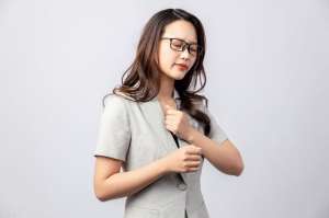 美女胸脯(胸部不能亂揉，不會變大反而有危害，讓胸部不縮水的3個小方法)