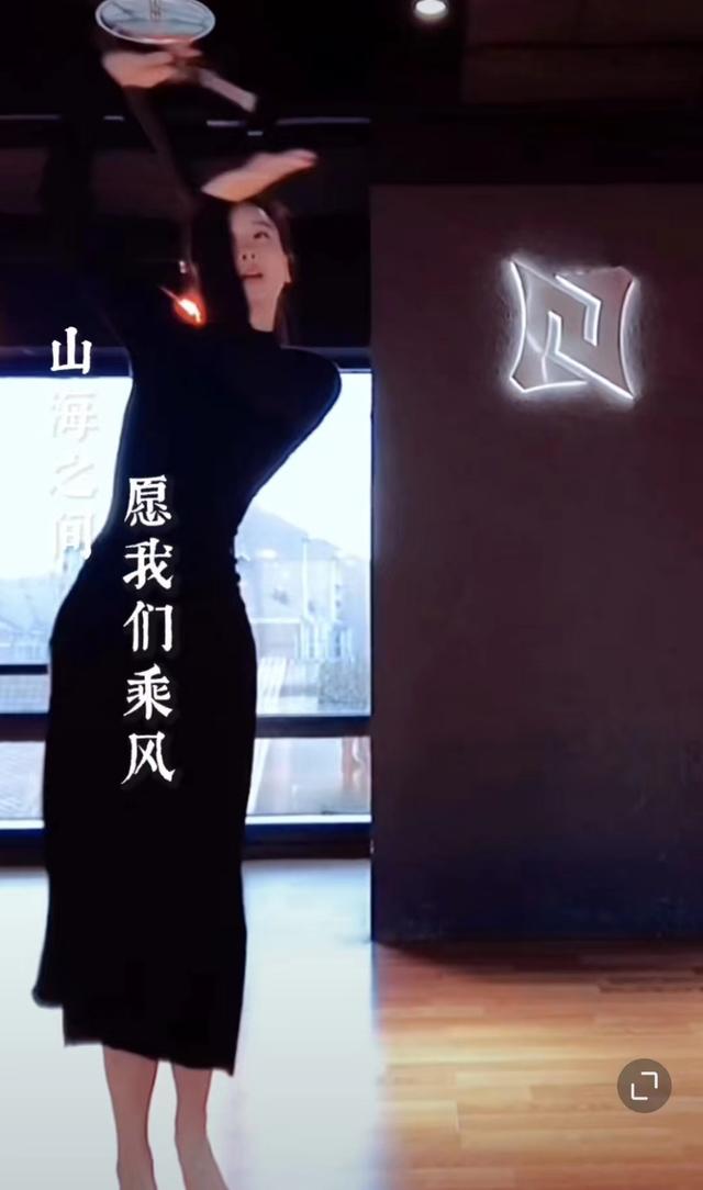浪姐30位姐姐身材太火辣!蚂蚁腰蜜桃臀马甲线,又美又辣一饱眼福