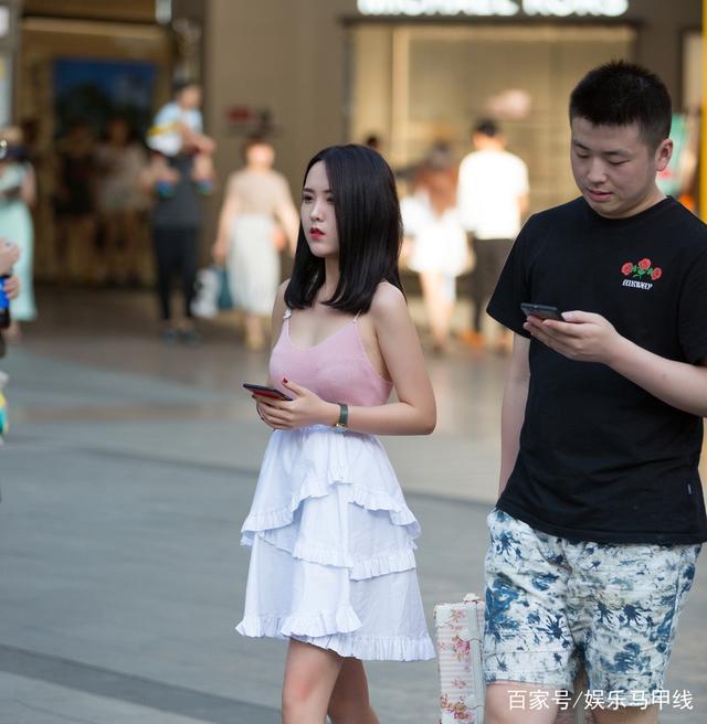 街拍：雖然圖1的少婦身材凹凸有致，但我更欣賞圖5的白衣美女！