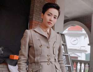 美女被撓癢癢(白鹿外出吃宵夜被拍，當(dāng)街撓咯吱窩，動作太糙沒眼看)