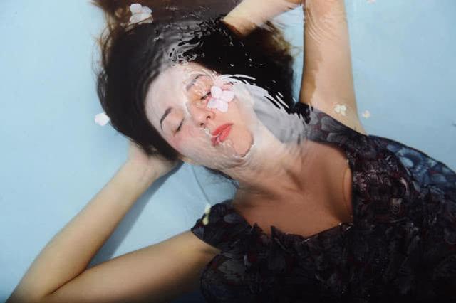 每年夏天,他都会在室内泳池拍摄美女与水