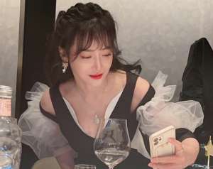 大胸美女圖(女星陳紫函慶47歲生日穿低領(lǐng)裙秀完美事業(yè)線，胸前大鉆石太搶鏡)