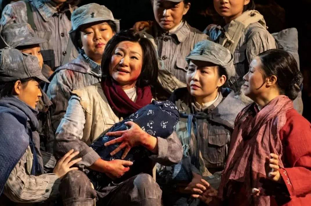 沂蒙红嫂明德英:用乳汁救活小八路,建国后他成大官,如何报恩?