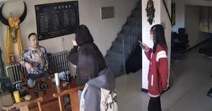 女孩紋身(3名少女欲紋身被老板拒絕，詢問(wèn)原因時(shí)遭回懟：“16歲不能紋身，沒(méi)有為啥”，網(wǎng)友怒贊)
