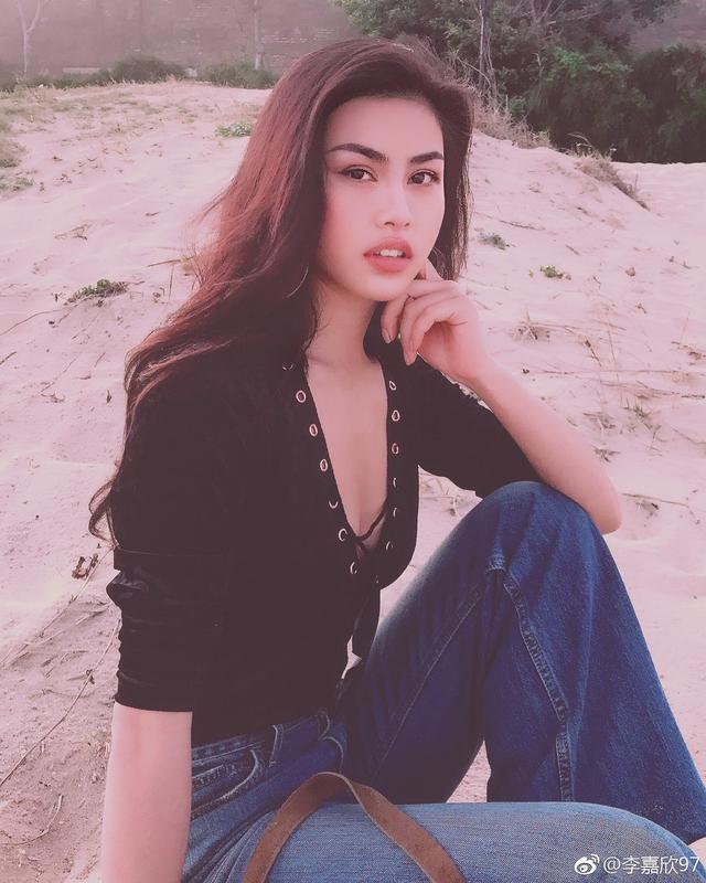 重庆街拍过程中发现的一名野性美女,来自湖北的职业模特