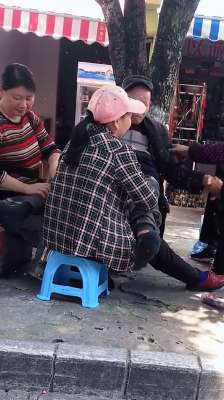 美女推油(3個女人爭相為大爺按摩，大爺?shù)ㄩ]眼享受，網(wǎng)友：我很想娶她們)