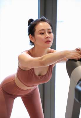 中年女人人體藝術(shù)(許晴的臀，柳巖的胸，這些年過半百的女星依舊風(fēng)韻猶存)