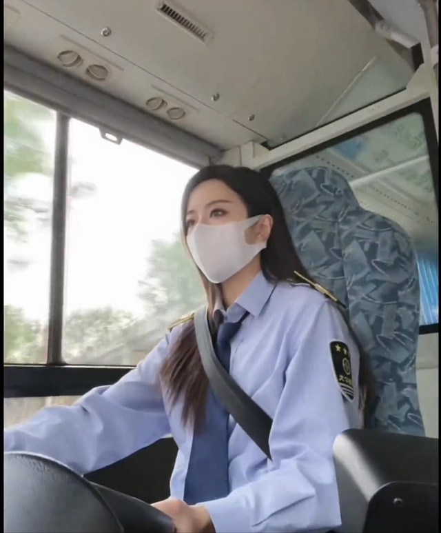 陕西西安一名900路的女公交司机高颜值走红网络:被称为“最美公交女司机”
