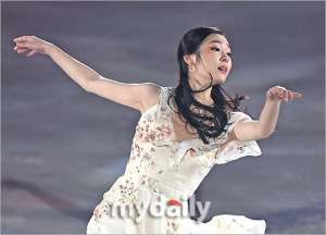 美女陰溝(金妍兒520這天復(fù)出 霓裳魅影中再現(xiàn)統(tǒng)治實力 看她滑冰是一種享受)