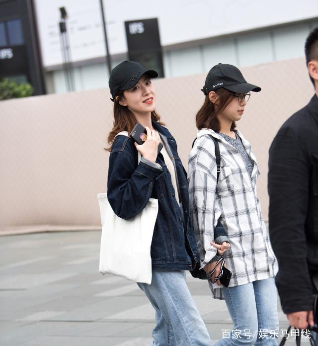 街拍：雖然圖1的少婦身材凹凸有致，但我更欣賞圖5的白衣美女！