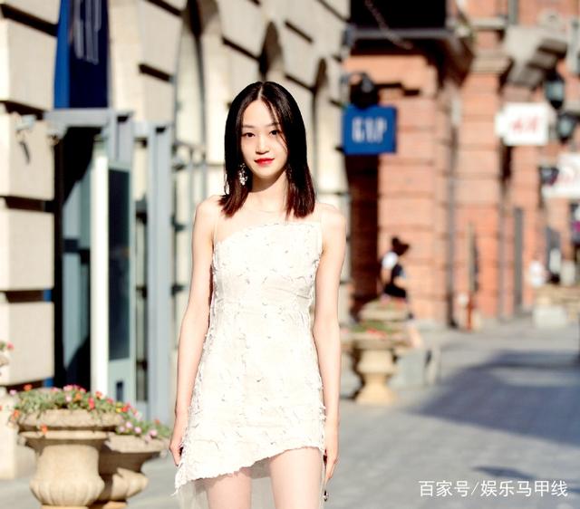 街拍：雖然圖1的少婦身材凹凸有致，但我更欣賞圖5的白衣美女！