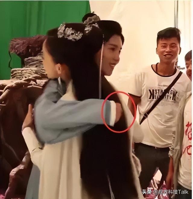 强吻、摸胸、掀裙底,这些男星究竟是真敬业,还是借戏揩油?