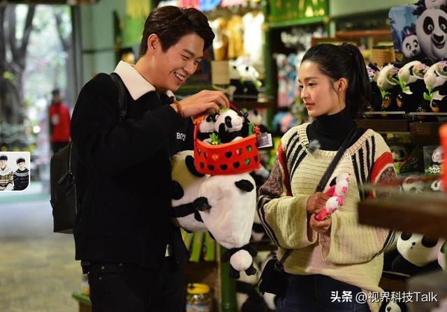 强吻、摸胸、掀裙底,这些男星究竟是真敬业,还是借戏揩油?