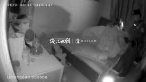美女上床(深夜陌生女子敲開門，直接闖進家，邊走邊脫躺上床，這是什么神仙操作？)