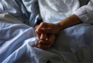 美女被操圖片(外國(guó)89歲奶奶遭36歲男子性侵，看著強(qiáng)奸犯被判后，她進(jìn)行了安樂(lè)死)