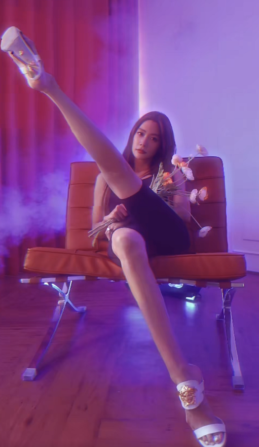 第一美女克拉拉炫大长腿!穿短裤抬腿动作太夸张,美腿修长太吸睛
