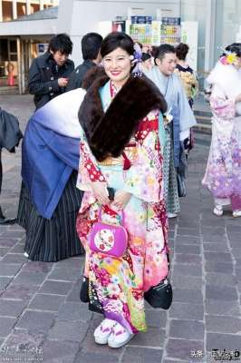 美女成人(日本成人節(jié)上的和服美少女)