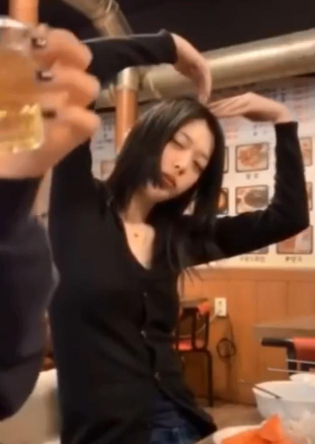 崔雪莉醉酒露点直播,正面回应不穿bra,眼神迷离,放飞自我!
