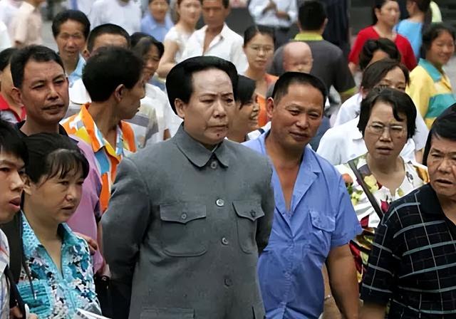 四川50岁大妈为扮毛主席,踩26厘米高跟,增重50斤,表演从不露声