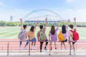 小女孩發(fā)育(女孩成長的5個(gè)階段和父母最擔(dān)心的問題)