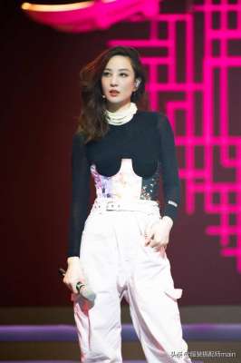 美女下體(鄭希怡穿單肩泳衣，緊身款式盡顯性感曲線，下搭鯊魚褲秀曼妙身姿)
