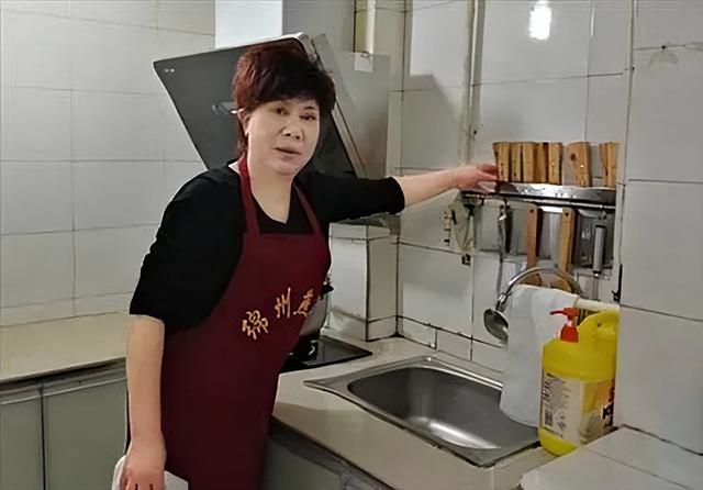 四川50岁大妈为扮毛主席,踩26厘米高跟,增重50斤,表演从不露声