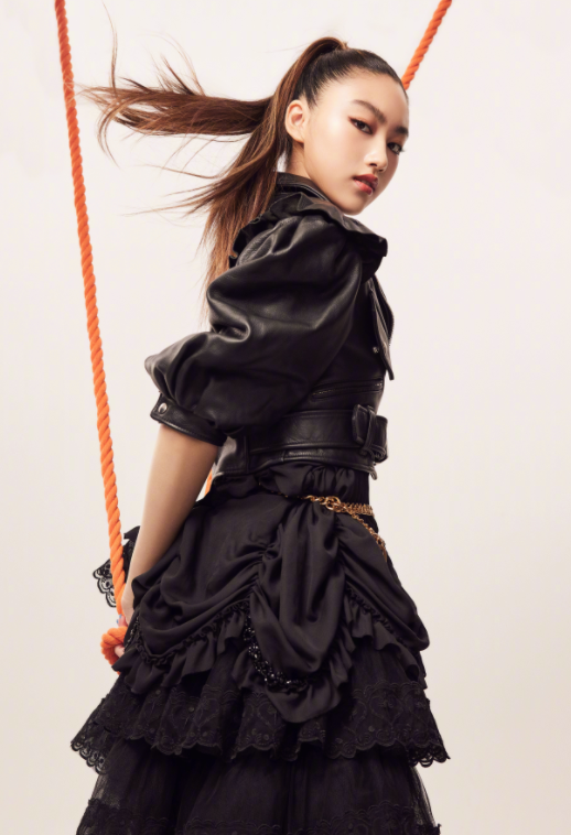 任达华女儿近照曝光,穿超短裤大长腿吸睛,17岁身材不输超模