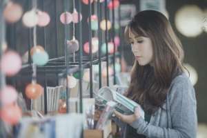 我的絕色美女老婆(小說：他因為一百萬債務(wù)，不得不入贅柳家，不過老婆是個絕色美女)
