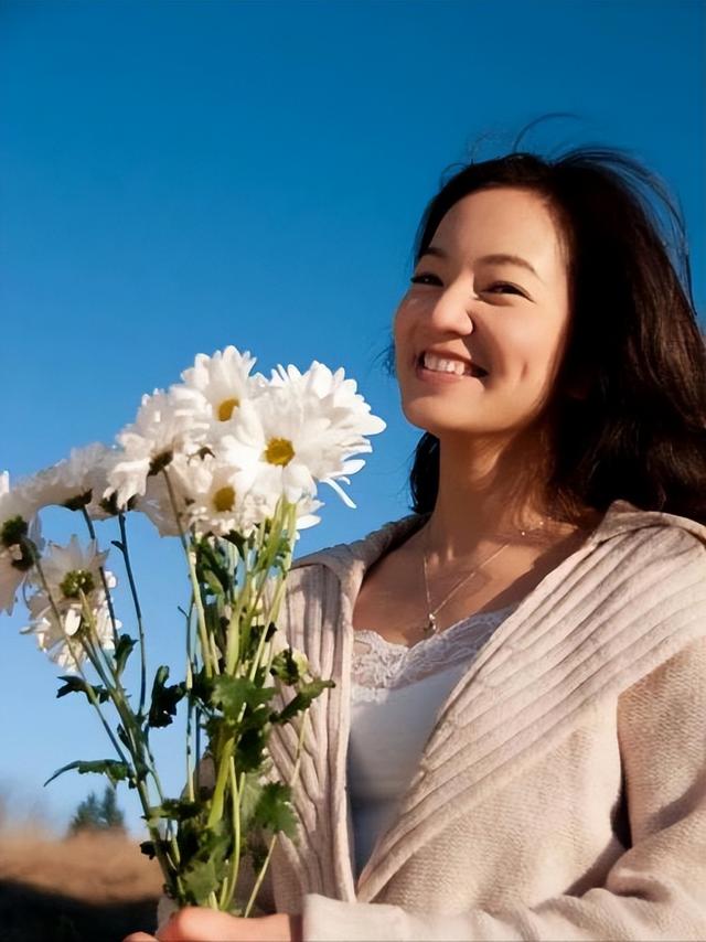 越老越漂亮的5位女星,年轻时长得一般,年纪大了反而更美了