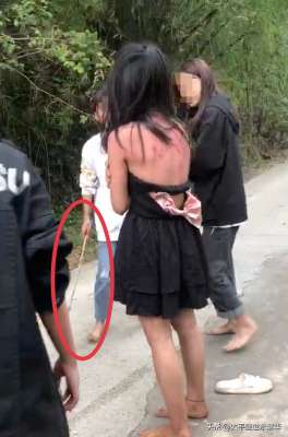 撕開(kāi)美女的衣服(打人兇手就是他們，13歲女孩衣服被扒光，遭同學(xué)群毆，網(wǎng)友：嚴(yán)懲)