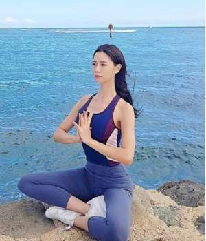 美女圖片網(wǎng)站(韓國女藝人Clara社交網(wǎng)站發(fā)照秀火爆身材)